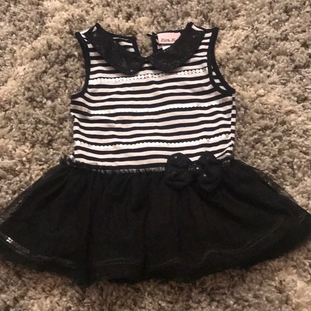 Cute top.  Size 4T black and white with silver.